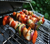 a_chicken_breast_kabobs_with_vegetables_2